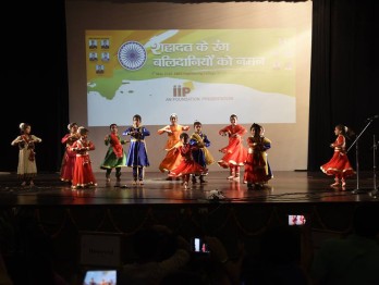 Shahadat ke Rang Balidaaniyon ko Naman